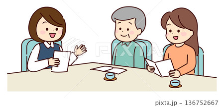 在宅サービスについて相談している家族 136752667