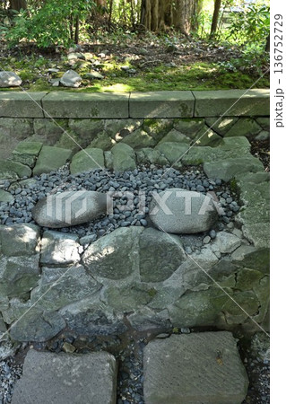 彌彦神社の重軽の石（新潟県弥彦村） 136752729