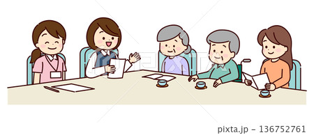 介護保険サービスについて相談している家族 介護保険サービスについて相談している家族 136752761