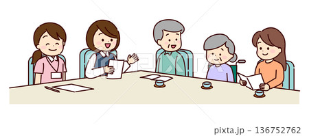 介護保険サービスについて相談している家族 136752762