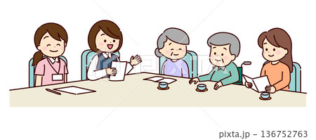 介護保険サービスについて相談している家族 136752763