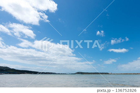 沖縄の穏やかな海と青空 136752826