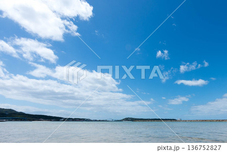 沖縄の穏やかな海と青空 136752827