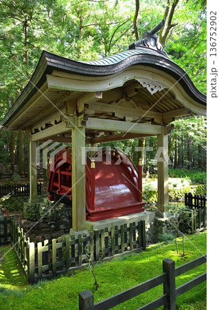 彌彦神社境内の玉の橋（新潟県弥彦村） 136752902