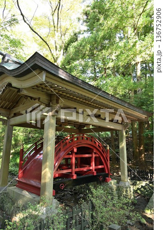 彌彦神社境内の玉の橋（新潟県弥彦村） 136752906