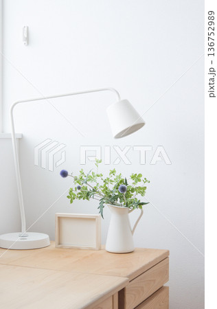 木製デスクと観葉植物のある明るい部屋 木製デスクと観葉植物のある明るい部屋 136752989