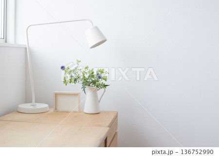 シンプルなインテリアと観葉植物のある部屋　窓 136752990