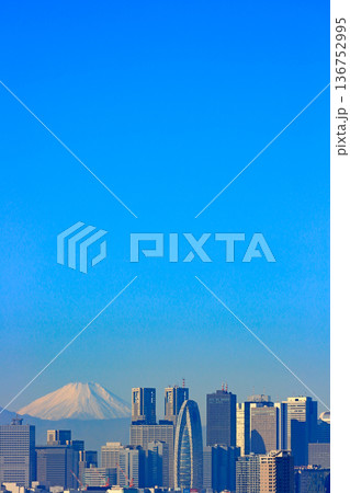 東京都新宿区、富士山と新宿副都心超高層ビル郡の風景 東京都新宿区、富士山と新宿副都心超高層ビル郡の風景 136752995