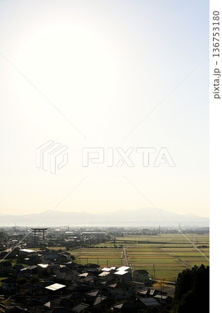 弥彦村の町並みと弥彦大鳥居(新潟県弥彦村) 弥彦村の町並みと弥彦大鳥居(新潟県弥彦村) 136753180
