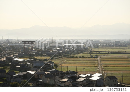 弥彦村の町並みと弥彦大鳥居（新潟県弥彦村） 136753181