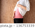 冷え性対策で腹巻きをする女性　温活イメージ	 136753339