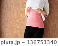 冷え性対策で腹巻きをする女性　温活イメージ	 136753340