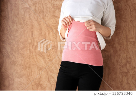 冷え性対策で腹巻きをする女性 温活イメージ 冷え性対策で腹巻きをする女性 温活イメージ 136753340