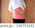 冷え性対策で腹巻きをする女性　温活イメージ	 136753342