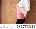冷え性対策で腹巻きをする女性　温活イメージ	 136753343