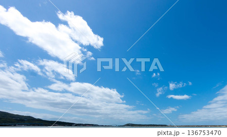 沖縄の穏やかな海と青空の風景 沖縄の穏やかな海と青空の風景 136753470