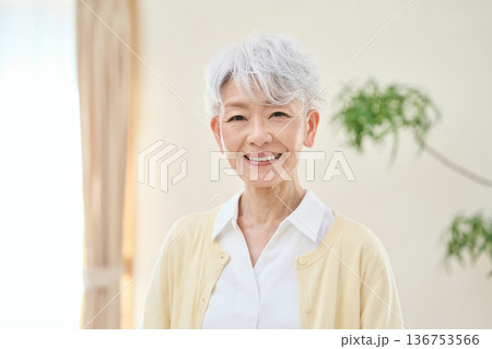 部屋で笑顔で立つアジア人シニア女性 部屋で笑顔で立つアジア人シニア女性 136753566