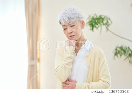 部屋で悩むアジア人シニア女性 136753568