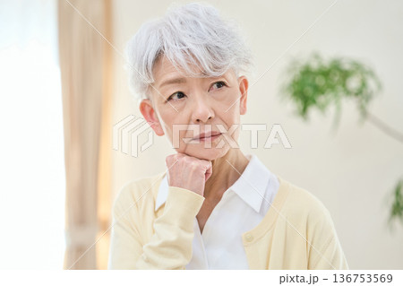 部屋で悩むアジア人シニア女性 136753569