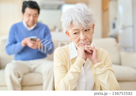 悩むアジア人シニア女性と気楽な夫 136753582