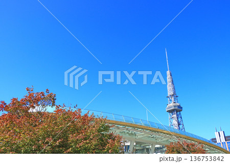 愛知県名古屋市、名古屋テレビ塔とオアシス21の風景 愛知県名古屋市、名古屋テレビ塔とオアシス21の風景 136753842