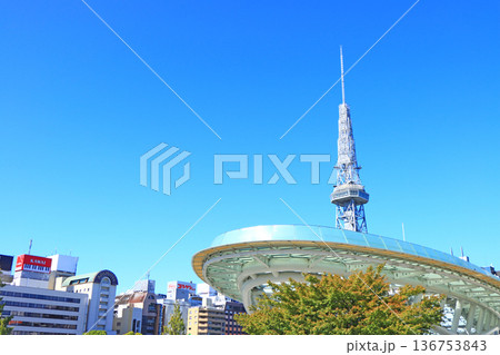 愛知県名古屋市、名古屋テレビ塔とオアシス21の風景 愛知県名古屋市、名古屋テレビ塔とオアシス21の風景 136753843