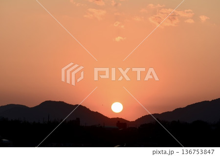 山に沈みかけた夕日 136753847