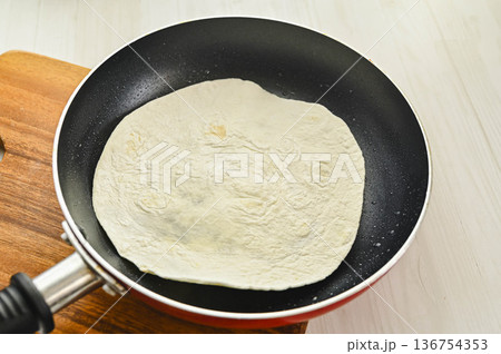 トルティーヤ作り 136754353