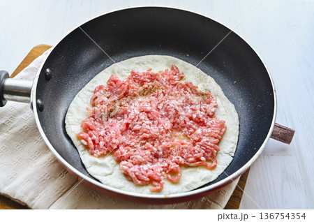 トルティーヤ作り 136754354