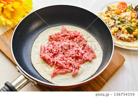 トルティーヤ作り 136754359