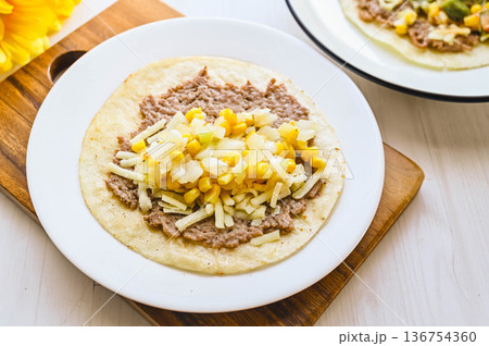 トルティーヤ作り 136754360