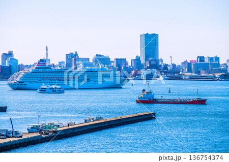 日本の横浜都市景観珍景＆新風景。飛鳥Ⅱやマリーンルージュ、令和、ベースゲート横浜関内タワーなどを望む 136754374