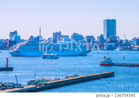 日本の横浜都市景観珍景＆新風景。飛鳥Ⅱやマリーンルージュ、令和、ベースゲート横浜関内タワーなどを望む 136754391