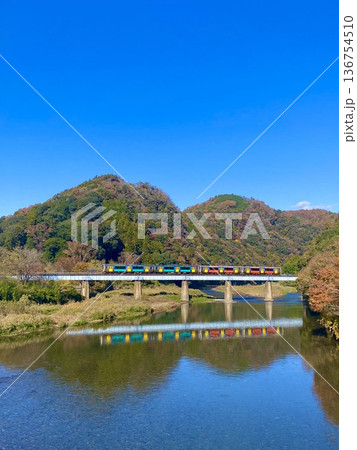 秋の第1久慈川橋梁を通過する､水郡線キハE130系の美しい水鏡 136754510