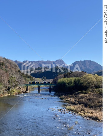 冬の奥久慈男体山と､久慈川の鉄橋を渡る水郡線キハE130系 136754513