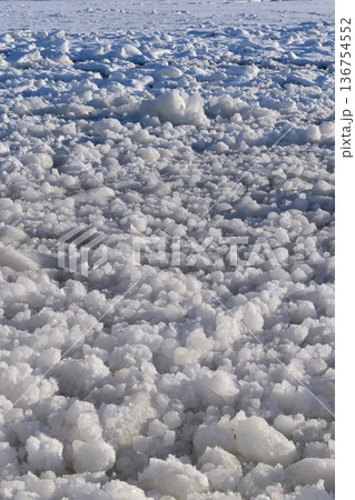凍結した海面に広がる流氷と氷塊のテクスチャー背景素材 136754552
