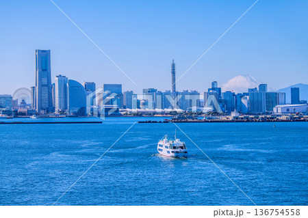 日本の横浜都市景観珍景＆新風景。富士山やマリーンルージュ、みなとみらいなどを望む。左奥は桜木町駅方向 136754558