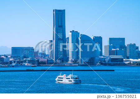 日本の横浜都市景観珍景＆新風景。マリーンルージュやランドマークタワーなどを望む。左奥は桜木町駅方向 136755021