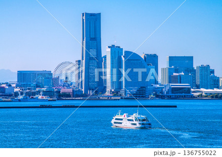 日本の横浜都市景観珍景＆新風景。マリーンルージュやランドマークタワーなどを望む。左奥は桜木町駅方向 136755022