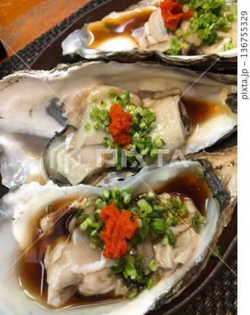 美味しそうな最高級生牡蠣 136755329