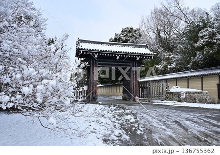 寺町五門の雪景色(京都御苑) 寺町五門の雪景色(京都御苑) 136755362