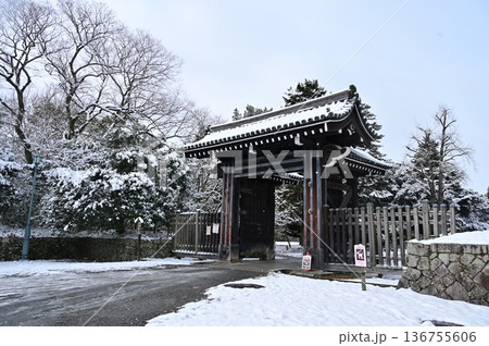 寺町五門の雪景色（京都御苑） 136755606