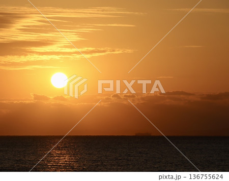 沖縄北谷町の海と夕日の絶景　左寄せ構図｜観光・Web・広告背景素材 136755624