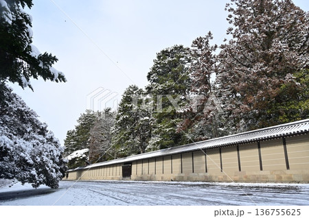 土塀と雪景色(京都御苑) 土塀と雪景色(京都御苑) 136755625