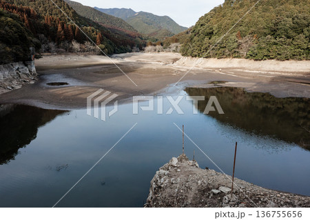貯水量激減2月の十曽池、露出した池底の風景 貯水量激減2月の十曽池、露出した池底の風景 136755656