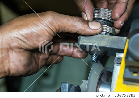 Manual Tool Regrinding Process with Tool Regrind Machine Manual Tool Regrinding Process with Tool Regrind Machine 136755893