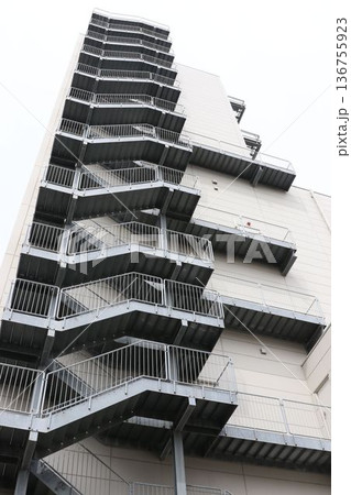 建物の外側に設置された屋外非常階段（鉄骨製） 136755923