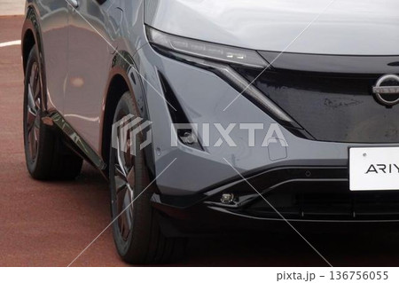 自動車イメージ　日産アリアのフロントマスク 136756055