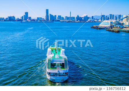 日本の横浜都市景観珍景＆新風景。マリーンルージュや富士山、みなとみらい、Kアリーナなどを望む 136756812
