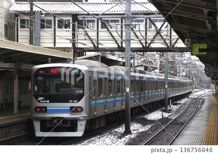 ［JA］冬の十条駅を発車するりんかい線70-000形電車 136756848